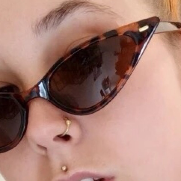 🔥 2/$20 ✨ Vintage Cat Eye Sunglasses - Picture 2 of 8